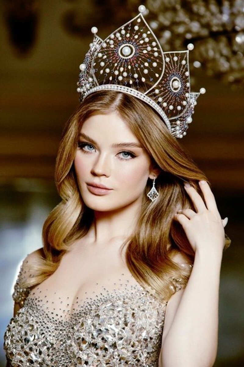    Корона победительницы украшена сапфирами, жемчугом и бриллиантами Фото: Maxim