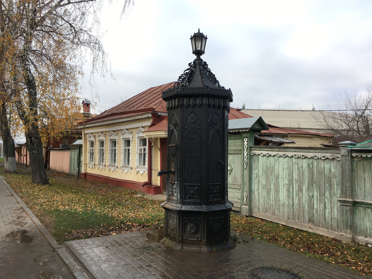 Одна из восстановленных колонок. Она в высоту около трех метров. Красивая, основательная