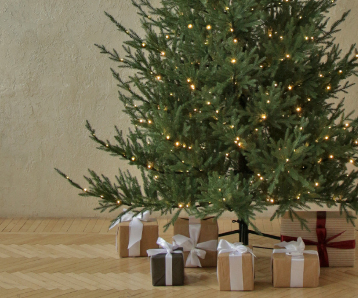 Искусственная ель с лампочками — отличное решение уйти от метров запутавшихся гирлянд