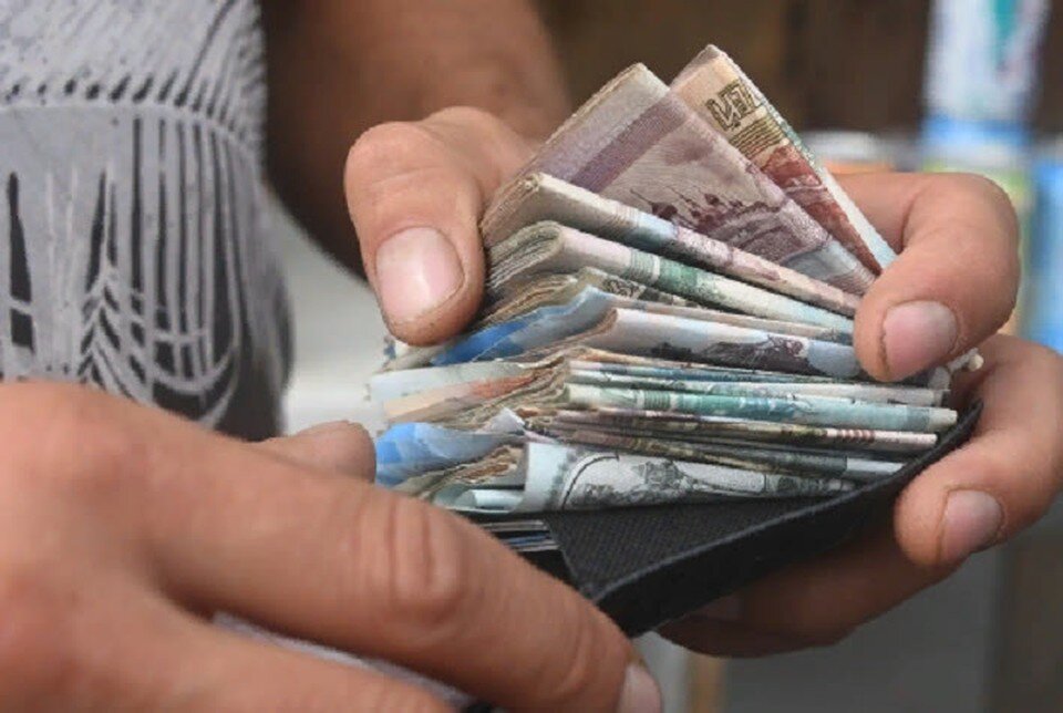     Согласно федеральному конституционному закону денежной единицей на территории ДНР является рубль Владимир ВЕЛЕНГУРИН