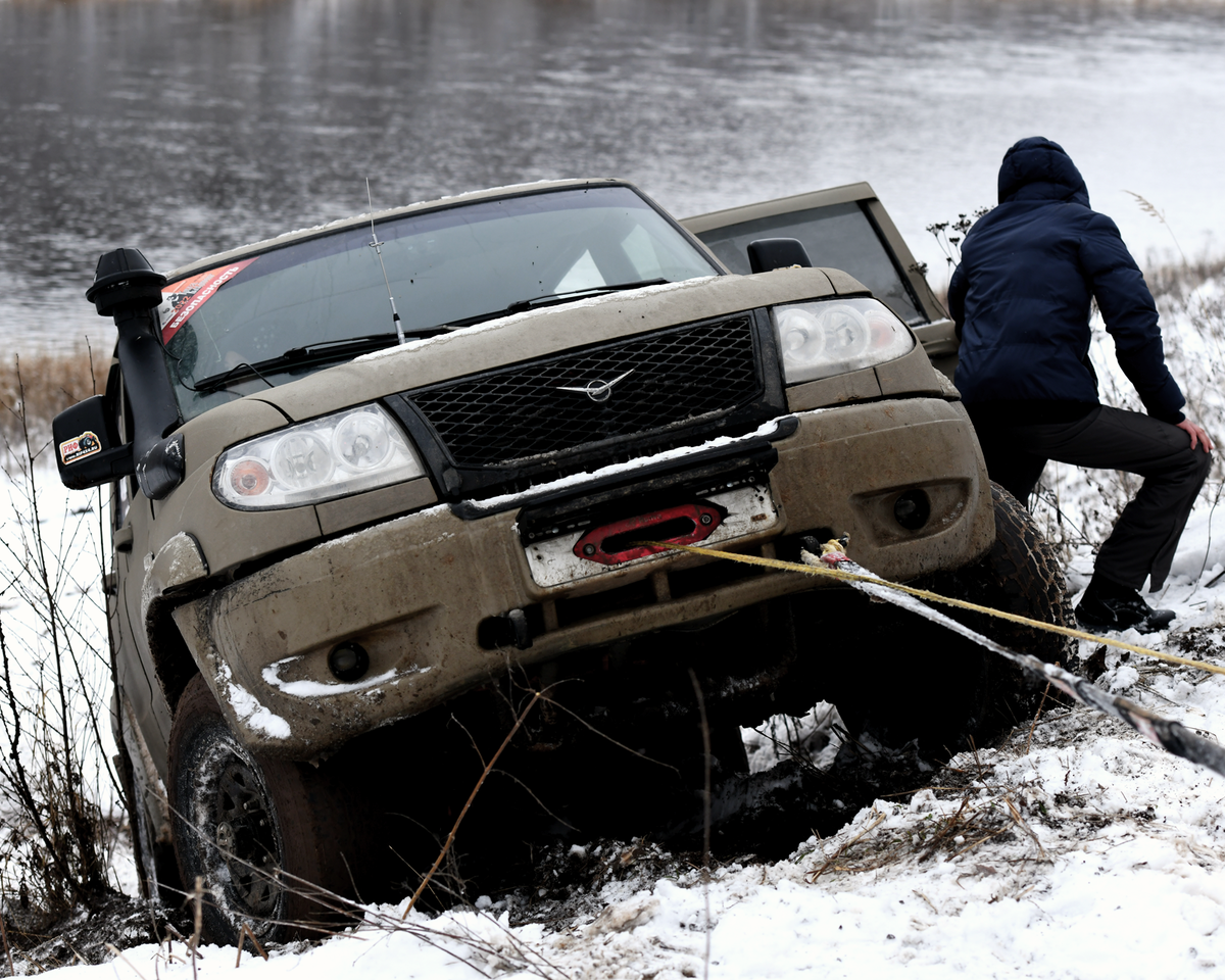 УАЗы не ищут легких путей! А значит, при себе нужно иметь много инструментов. Фото Олега Корупаева 