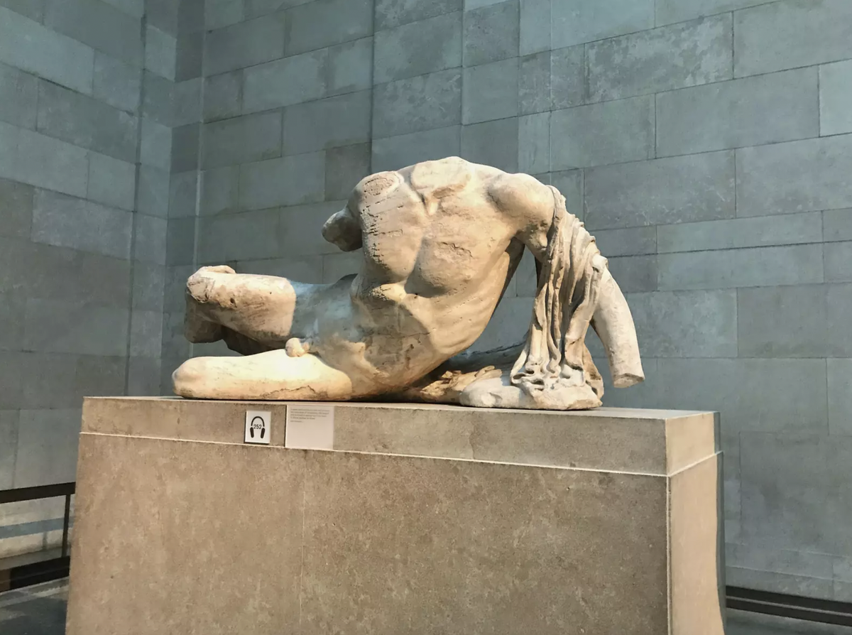 Можно ли украсть память экспонат. Британский музей греческий мрамор. Мужик со змеями из Парфенона. Выставка мраморов Элгина состоялась в Лондоне в июне 1807 года.