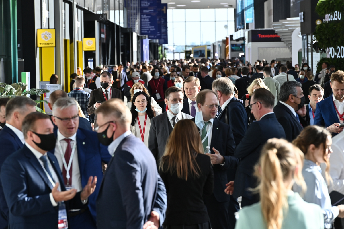 Иностранные бизнесмены на ПМЭФ в Санкт-Петербурге.