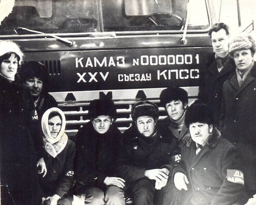 Слева направо: 1. Сорокина Галина Георгиевна. 2. Беленкин А. 3. Куликова Г. 4. …5. Кузьмин В. 6. …7. Шагурин Александр Ильич – наладчик автоматических линий цеха блоков и крышек 8. Аксютин. 9. Цветков Алексей Андреевич - наладчик автоматических линий цеха блоков и крышек.