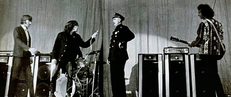Сержант О'Брайен производит арест Джима Моррисона. New Haven Arena. 8 декабря, 1967 год. 