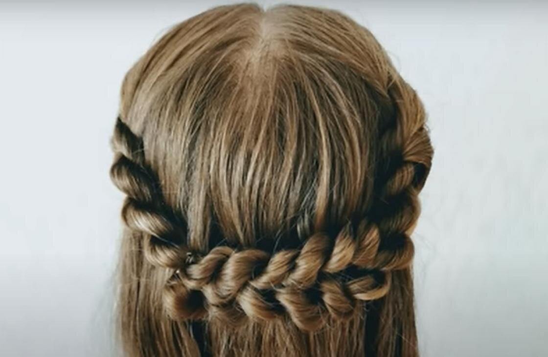    Прическа в греческом стиле из жгутов:YouTube/Lizas Braids