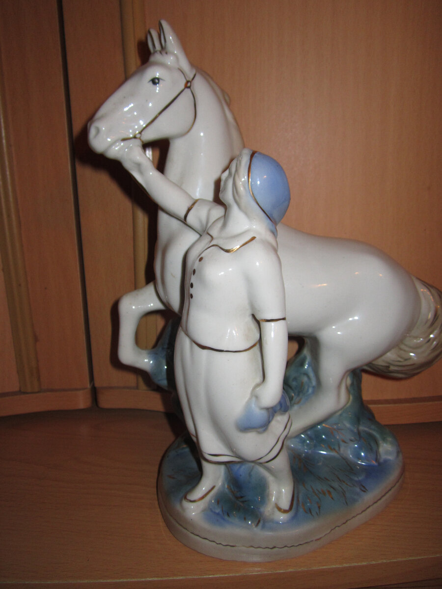 «Колхозница с конем» или «Конезаводчица», скульптора Н.И. Бессарабовой, Турыгинский завод «Художественная керамика». Старая Гжель. 