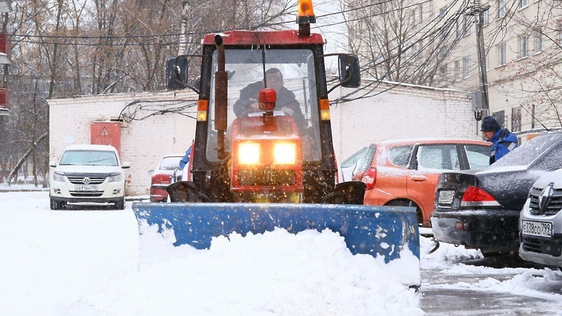    Уборка снега в Подмосковье © Telegram-канал «Дороги и транспорт МО»