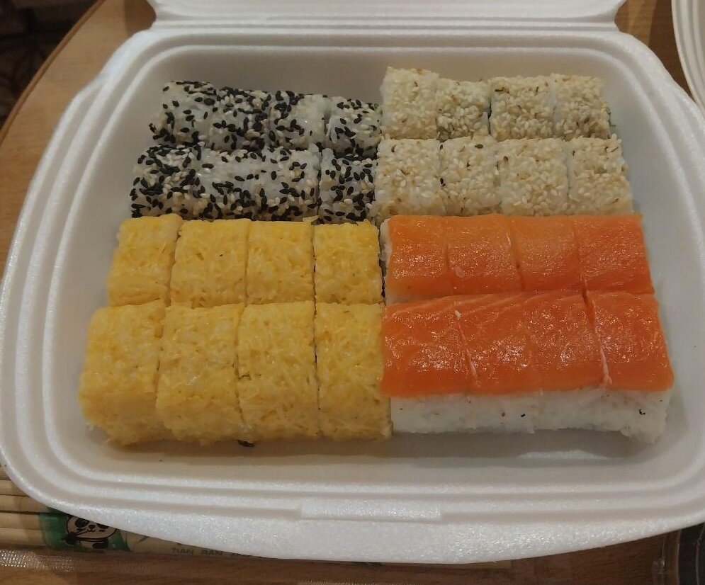 Сет из роллов 728 г за 1070 рублей