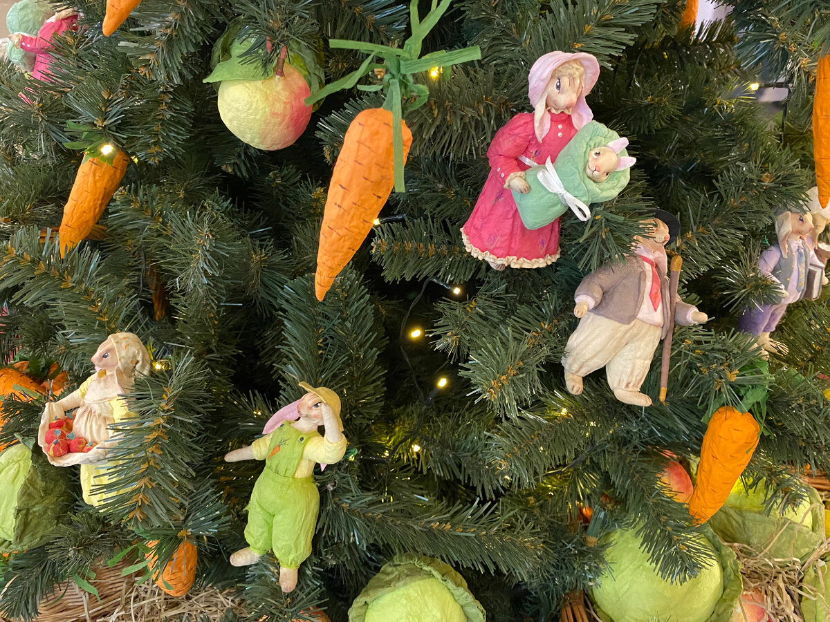 Елка с дизайнерскими зайцами в ГУМе... Фото автора