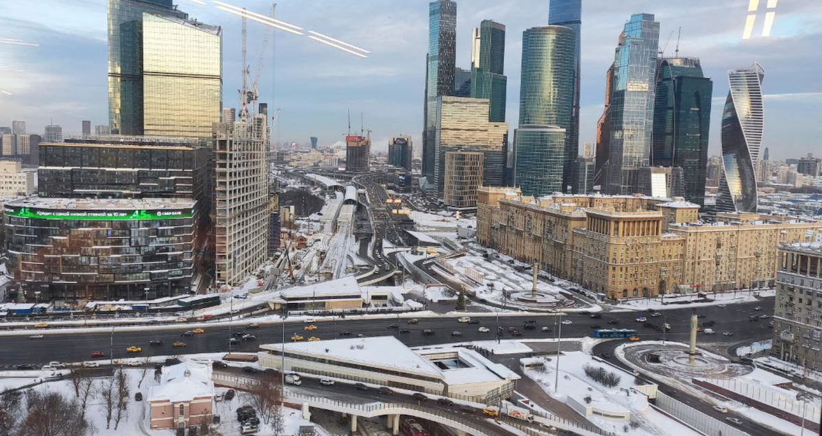 Фото мое. Мне очень нравится этот вид: на нем можно проследить дыхание разных эпох. Увидеть дела рук тех, кто жил за век до нас. Увидеть расцвет того века, а теперь и этого. Так и в нашей душе и психике - мы - не только мы сами, но еще и продолжатели опыта всех тех, кто жил до нас. И по большому счету, нам еще предстоит разбираться в том опыте, что нам передали. Рассматривать его, осмыслять, отказываться от неработающих привычек. Наполнять новыми, живительными, смыслами.  