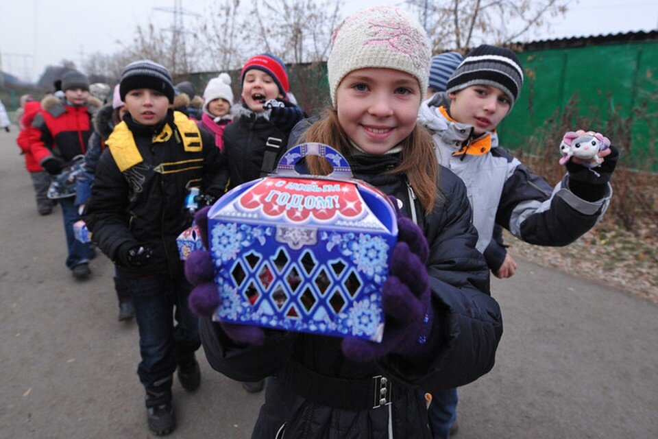     Подарки будут выдавать младшеклассникам и воспитанникам детсадов с 26 по 30 декабря. Олег РУКАВИЦЫН