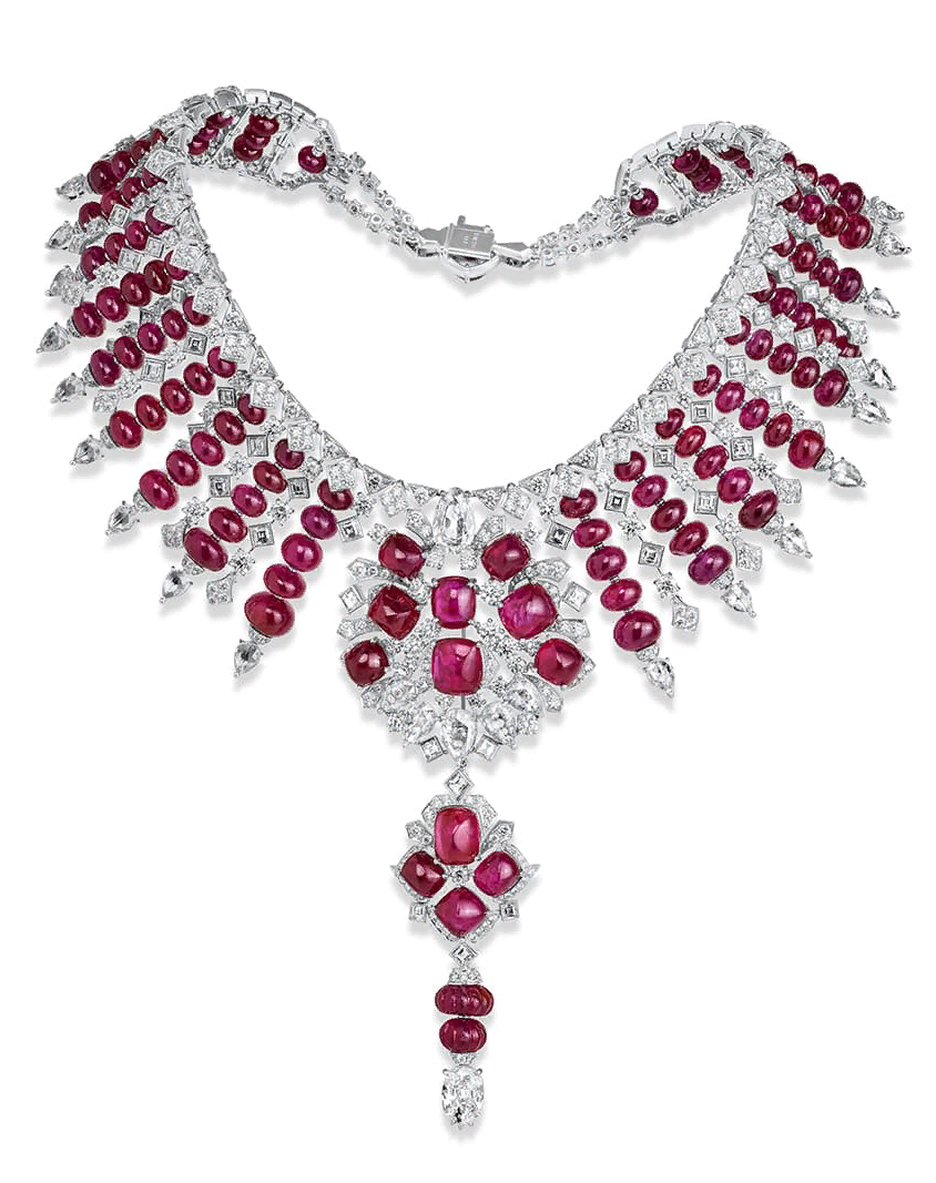 Колье-чокер с рубиновым кабошоном, украшенное бирманскими рубинами весом 380 карат,  напоминает индийские украшения, созданные в эпоху дизайна ар-деко. Это колье со съемной подвеской украшено окантовкой из рубиновых бусин-кабошонов и эклектичным набором бриллиантов квадратной, овальной, грушевидной и круглой огранки