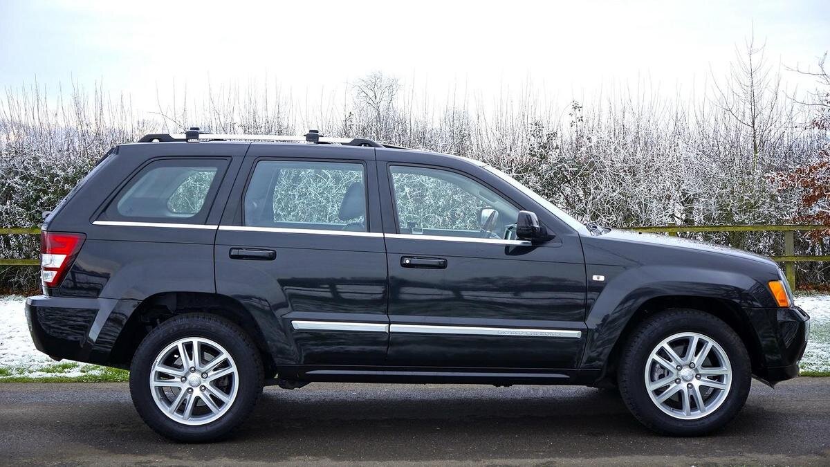    Внедорожник стоит на улице:pexels.com