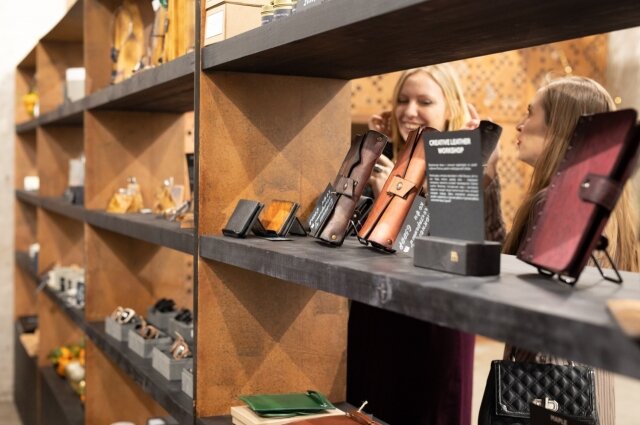    В креативном пространстве можно приобрести дизайнерские аксессуары. Фото: Сибирский институт развития креативных индустрий