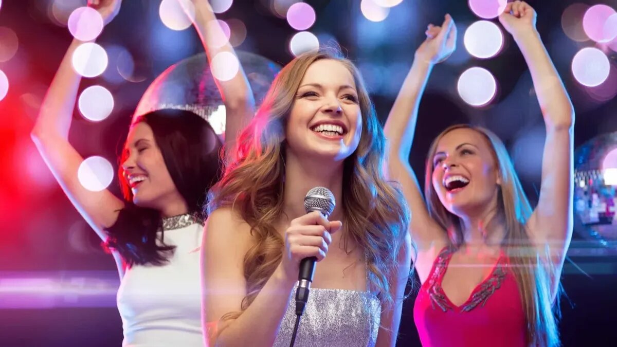 Попеть с друзьями и близкими всегда весело. Фото: pxhere.com