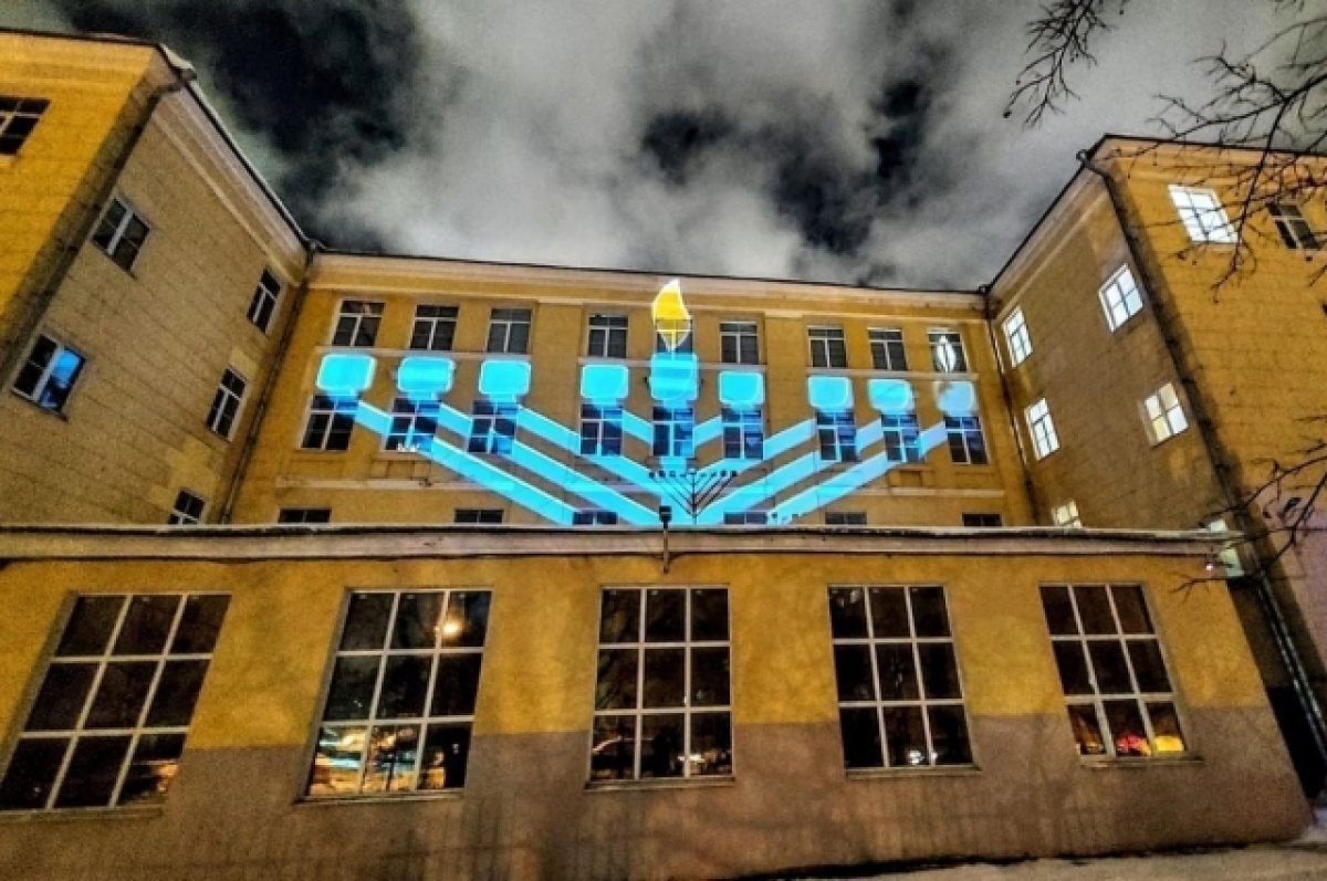    На фасаде петербургской школы появился огромный символ праздника Ханука