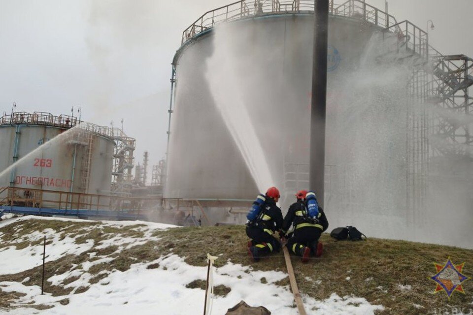    В Новополоцке на «Нафтане» случился пожар. Фото: vitebsk.mchs.gov.by