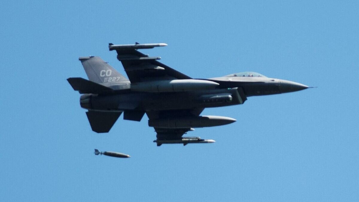 Истребитель F-16s ВВС США сбрасывает авиабомбу, оснащенную комплектом JDAM, во время учений © Фото : Fort McCoy Multimedia/Visual Information Office