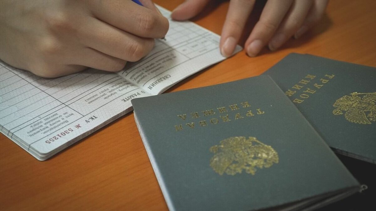     Согласно исследованию аудиторско-консалтинговой сети FinExpertiza, за период июль-сентябрь с крупных и средних предприятий РФ уволены 3,24 млн сотрудников. За это время трудоустроились 3,17 млн россиян. Показатели являются рекордными как минимум за последние 10 лет.