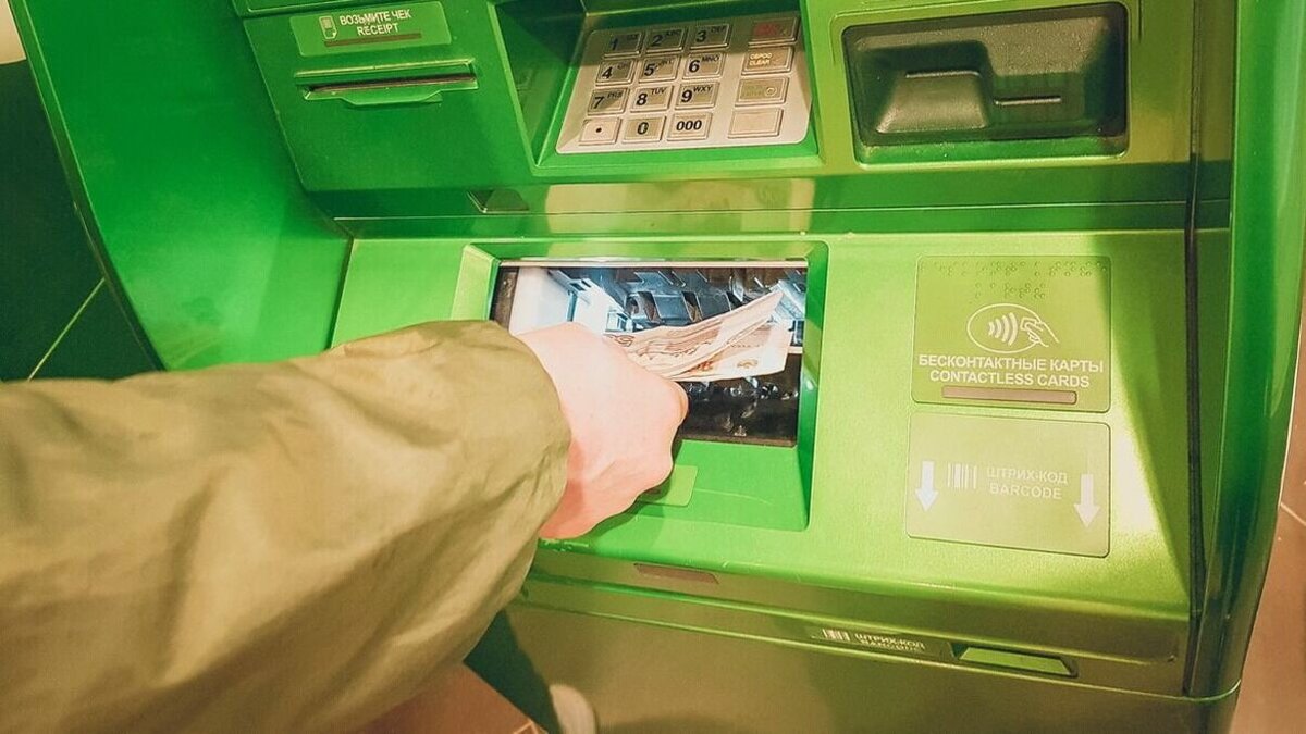    Новый сервис Сбера позволяет пополнить карту через банкомат, даже если её с собой нет. По информации «СберБанк Онлайн», для этого нужно иметь смартфон с возможностью отсканировать появившийся QR-код.
