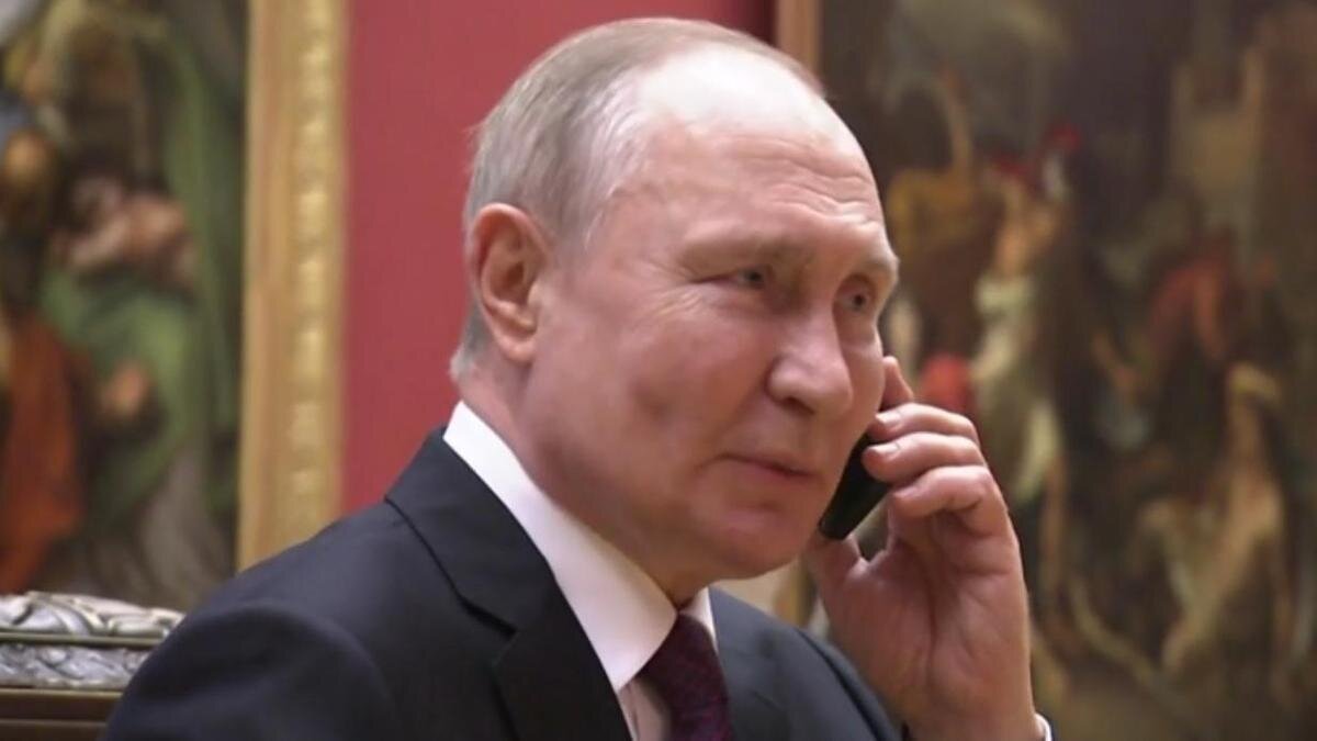    Владимир Путин говорит по телефону:t.me/news_kremlin