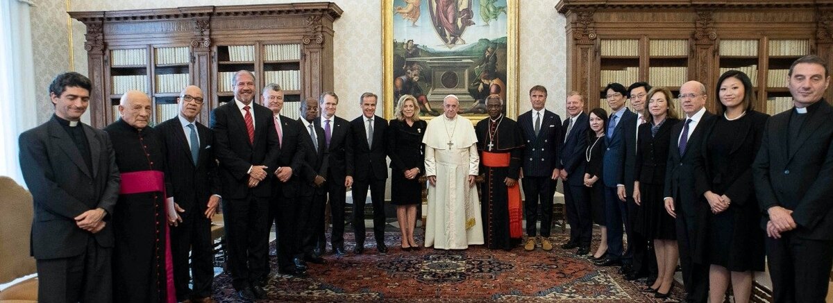 Линн де Ротшильд, папа Римский и сопровождающие их лица.