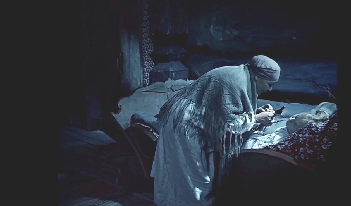 Заметьте, что мама даёт Марфуше леденец, как пустышку, чтобы она успокоилась. Это подчеркивает отношение, как младенцу, которого нужно оберегать.