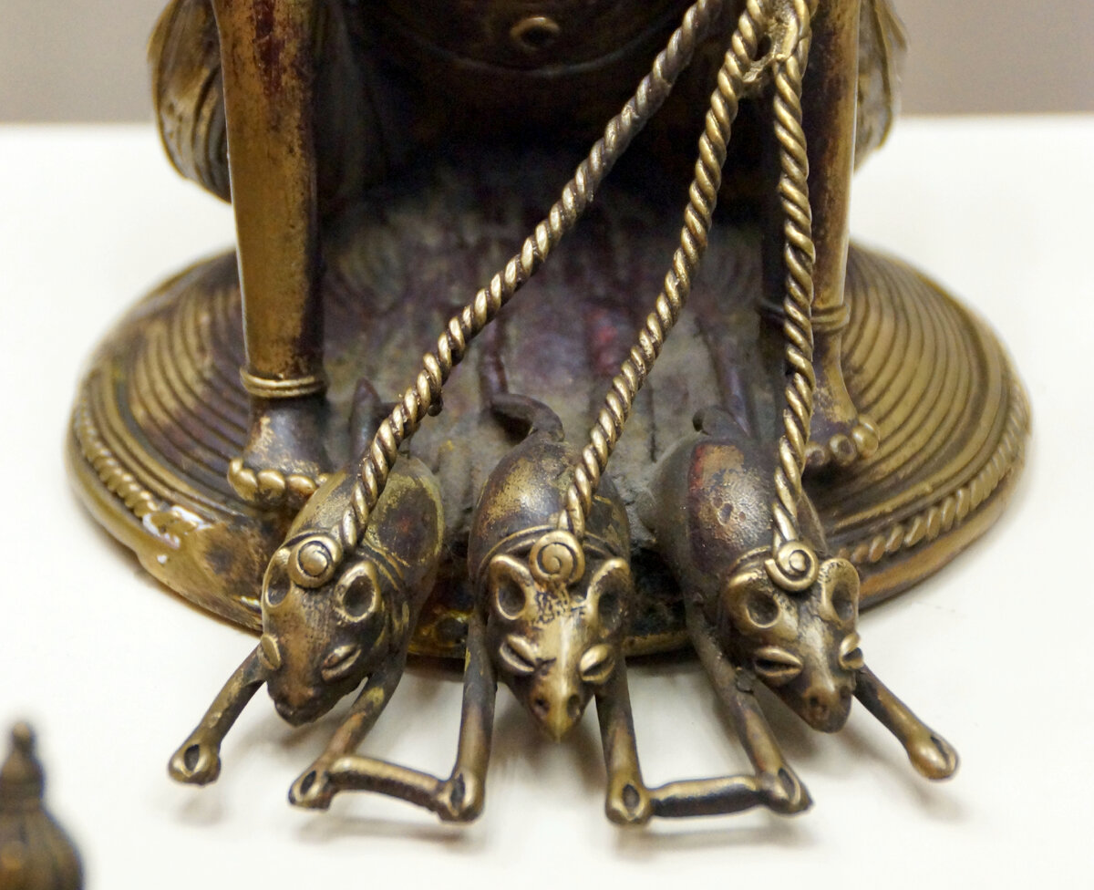 Ганеша. Индия, XX в. Выставка "Дхокра: небесное и земное в традиционной бронзе индийских племён"18 ноября 2022 - 15 января 2023 гг. ГМВ, Москва. Фотография автора.