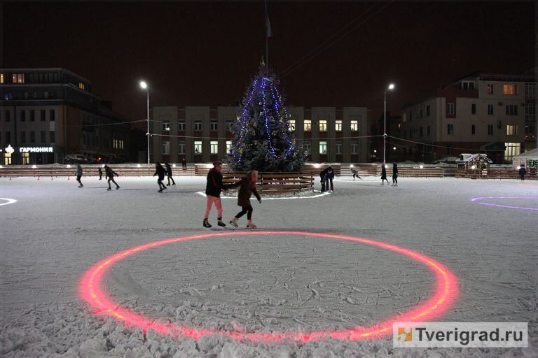 Жителей и гостей Твери приглашают встретить Новый год на катке. В Твери в ночь с 31 декабря на 1 января все желающие могут встретить Новый год на катке на площади Славы.