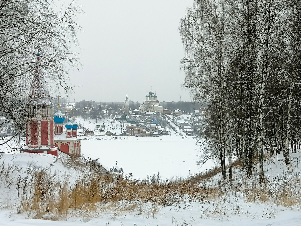 Вид от Казанской Преображенской церкви с Романовской стороны на Борисоглебскую сторону и Воскресенский собор
