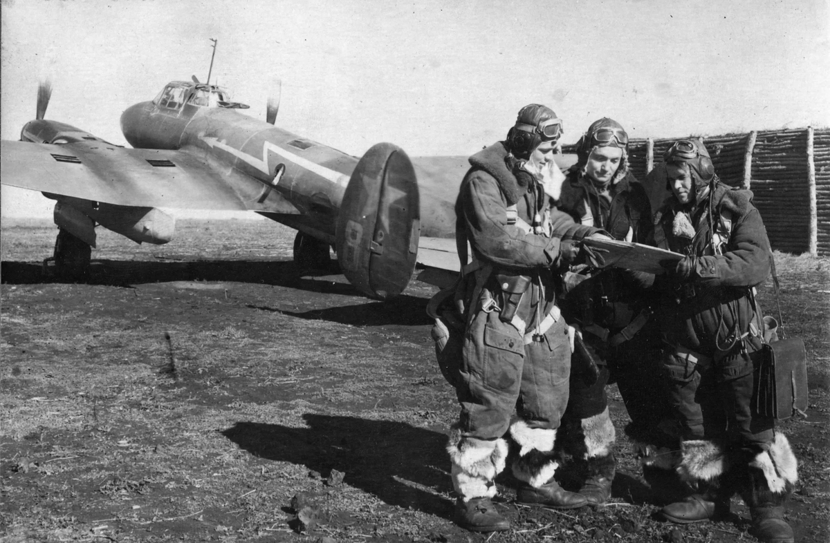 Бой летчика. Пе-2 Великая Отечественная война. Авиация в годы Великой Отечественной войны 1941-1945. Пилот бомбардировщика пе2. Самолёт пе2 ВОВ