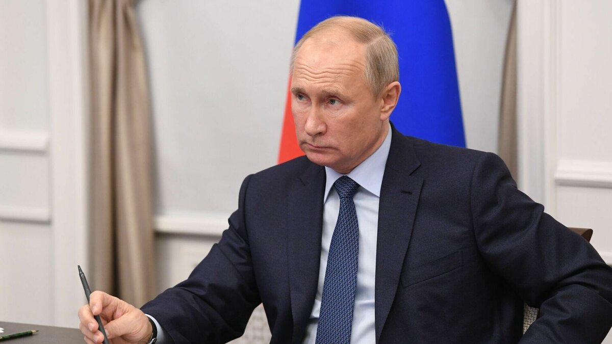     Российский президент Владимир Путин отдал поручение министру обороны страны Сергею Шойгу о режиме прекращения огня по всей линии боевого соприкосновения сторон на Украине. Режим будет действовать с 12 часов 6 января до 24 часов 7 января.