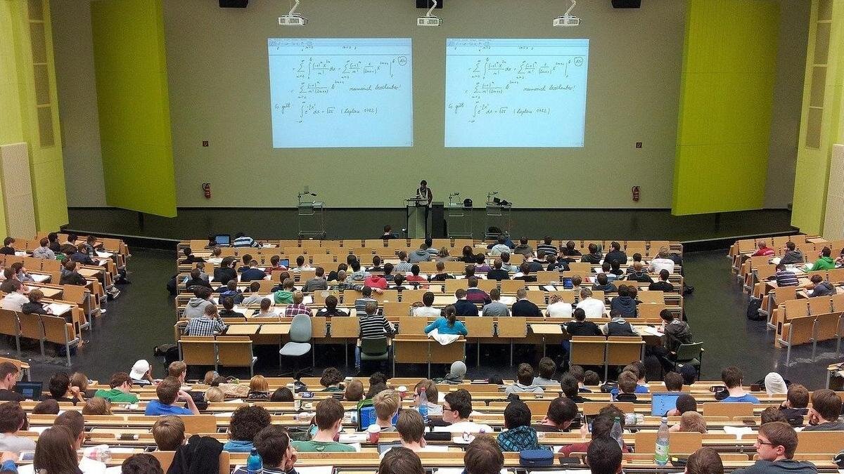    Студенты сидят в аудитории:pixabay.com