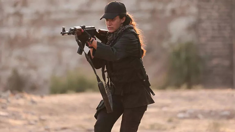 Ханде Догандемир для съемок в сериале "49" пришлось  осваивать навыки рукопашного боя и обращения с оружием. Все трюки актриса выполняла сама.