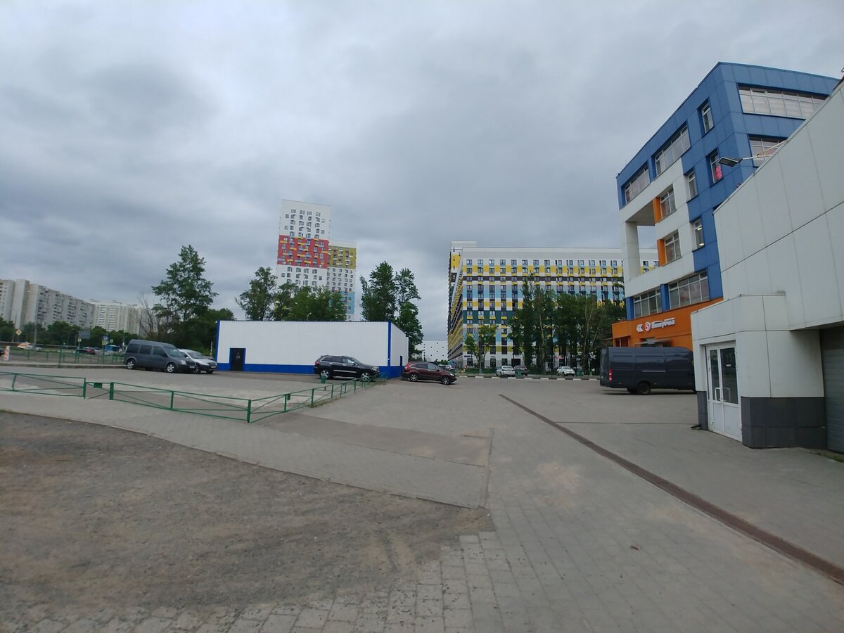 2. Вид в сторону центра. Справа находится пятиэтажное здание офисное здание "Южный Парк" (как мультфильм называется), построенное в 2010 году. А башни дальше — наши любимые пиковейники. Построены на месте завода «Газстроймаш», строения которого были снесены осенью 2014 года.