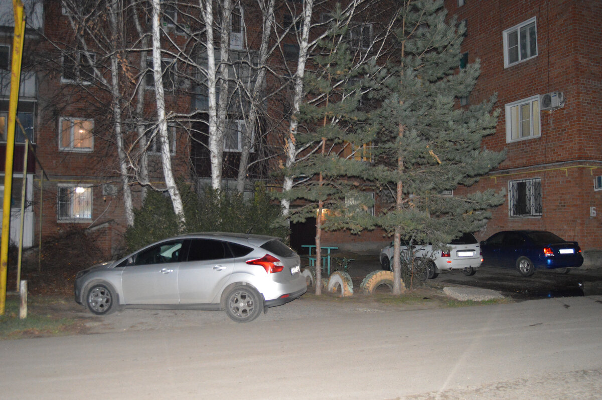 Фото автора. Ночной снимок. В городском дворе.