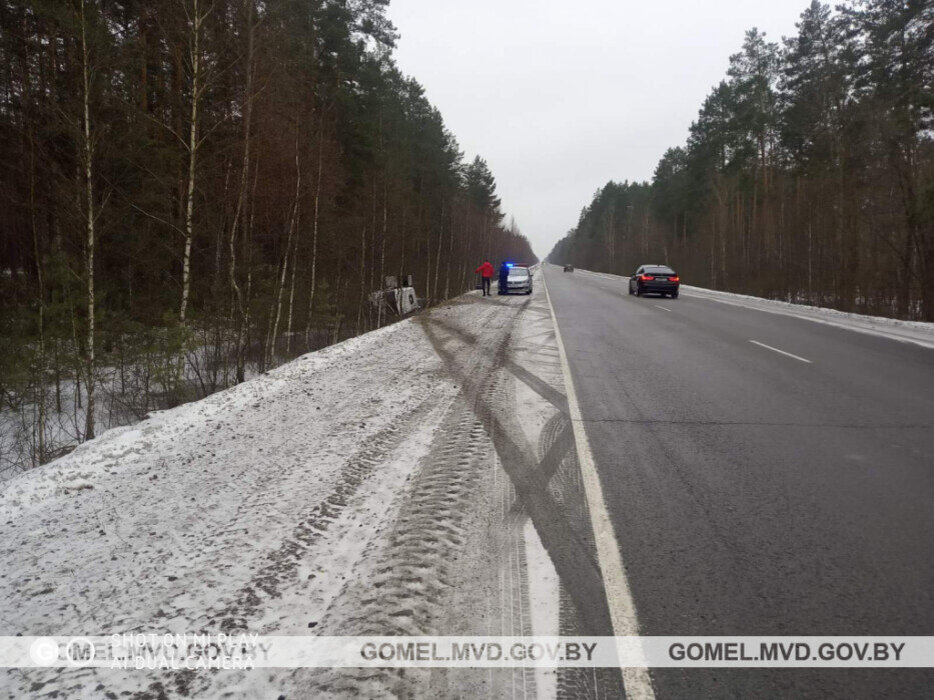 В Гомельской области перевернулась маршрутка с пассажирами - Фото