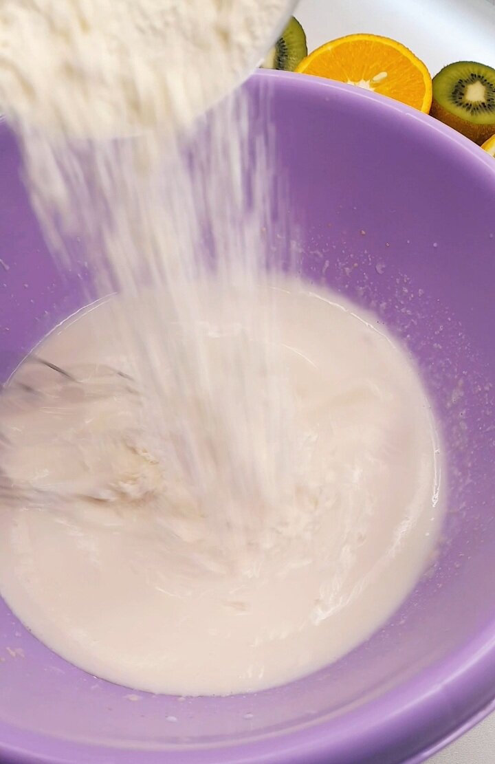 Постепенно добавляем муку и замешиваем мягкое тесто, которое не липнет к рукам