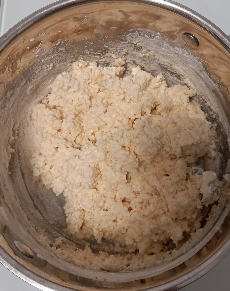 Тесто для сырников. Мешать мне удобнее вилкой, а не миксером. Фото автора.