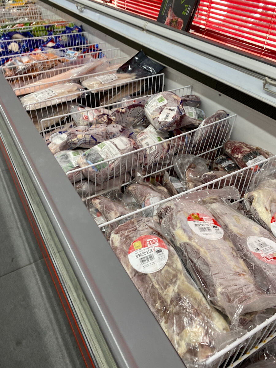 Замороженная говядина. Все куски пронумерованы, что весьма удобно. К примеру, номер 8 - икроножная мышца, очень жесткий кусок. Подходит для длительного тушения или на фарш. 