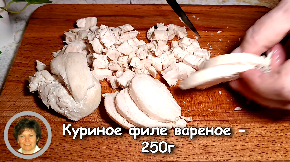 Салат с курицей, сельдереем и яблоком