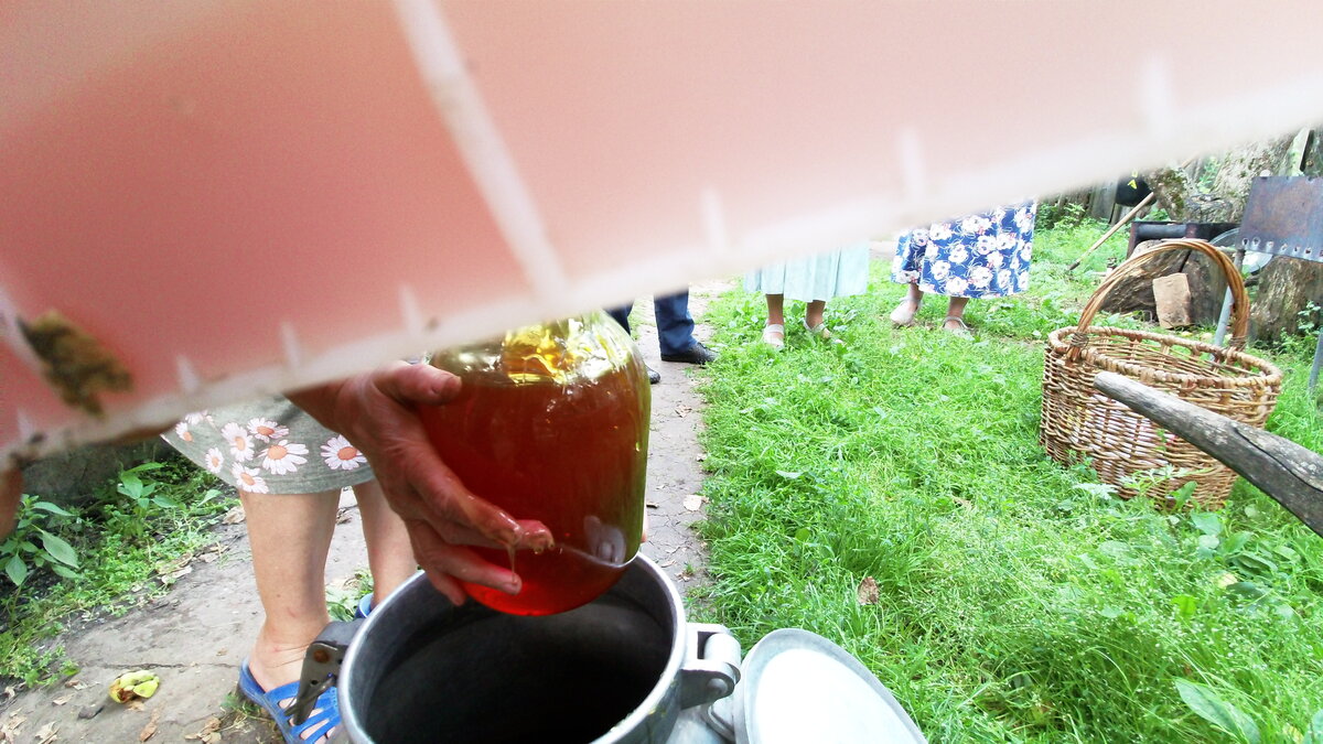 Вообщем, набрав тогда меда у благочестивых пасечников, настоятель посмотрел на карту и сказал, что тут до Дивеево всего-то часа три пути. Мы все конечно же радостно согласились и поехали.