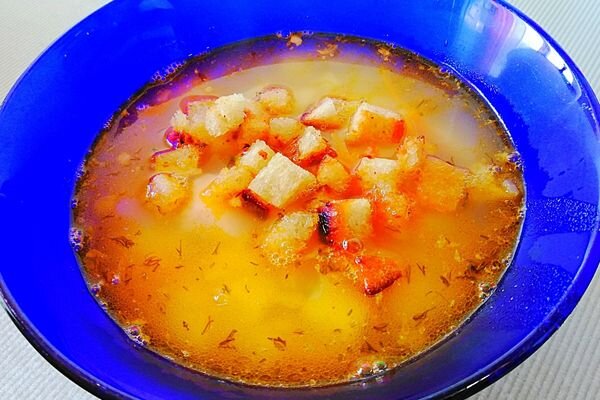 Гороховый суп с курицей, копченостями и овощами