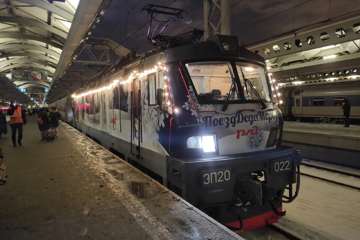 За этим ЭП20 я специально не гонялся, поэтому у меня есть только случайно сделанное на телефон фото, где он привёз в Петербург обычный ночной поезд.