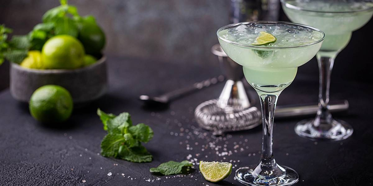 Коктейль "Маргарита" (фото: https://drink-mixer.com/cocktails/margarita/)