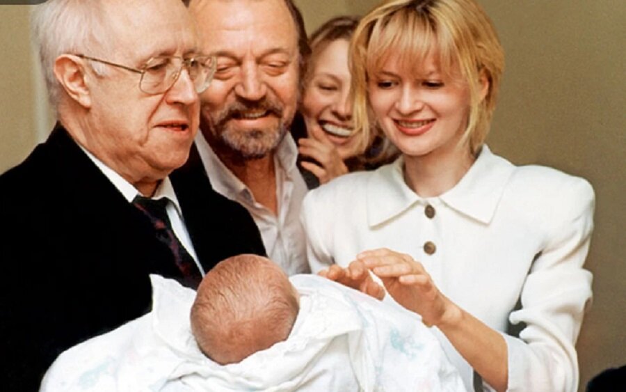 Юлия и Анатолий Ромашины с новорожденным сыном