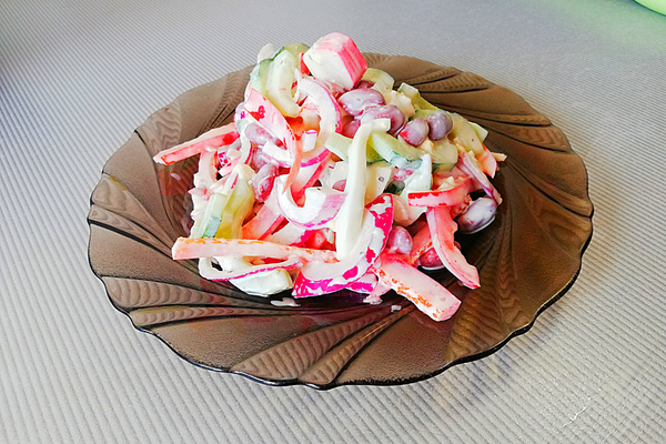 Очень вкусный салат с фасолью, крабовыми палочками и болгарским перцем. Думаю он Вам понравится.