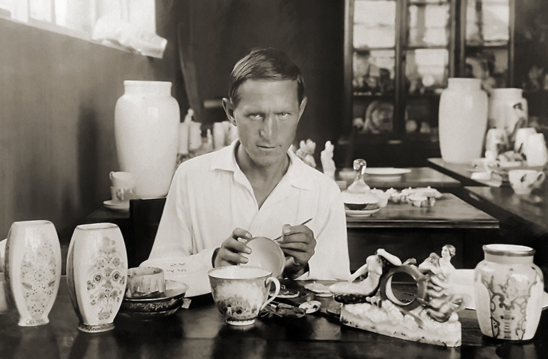 Алексей Викторович Воробьёвский. Человек с мрачным лицом "плохих парней" из кино, и с чистым, открытым миру сердцем... Нужно было так исстрадаться в детстве, чтобы потом всю жизнь черпать силы в Красоте. А.В. Воробьёвский в мастерской ЛФЗ, 1934. ОР ГРМ. Фото взято из свободного доступа в интернете. Тут некто А.Кучеров требует, чтобы я  ссылался на него, когда я признался, что многие фото с художниками 1930-х-1950-х гг. скачал с его страницы во ВКонтакте (хотя лично ему они, как понимаю, не принадлежат). Пожалуйста - вот ссылка https://vk.com/id206919796.