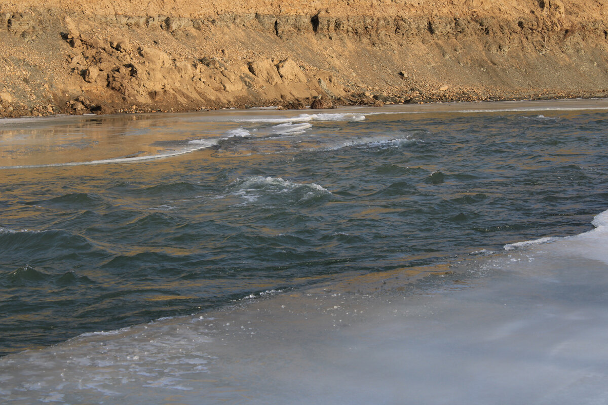 Фото идея: На речке лёд.